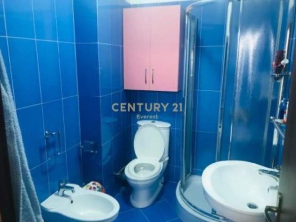 Tirane, jepet me qera apartament 2+1+BLK Kati 5, 96 m² 380 Euro (Shkolla e Bashkuar)