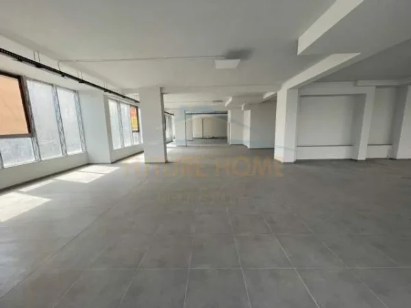 Tirane, jepet me qera ambjent biznesi Kati 1, 750 m² 3.000 Euro (Unaza e Re)