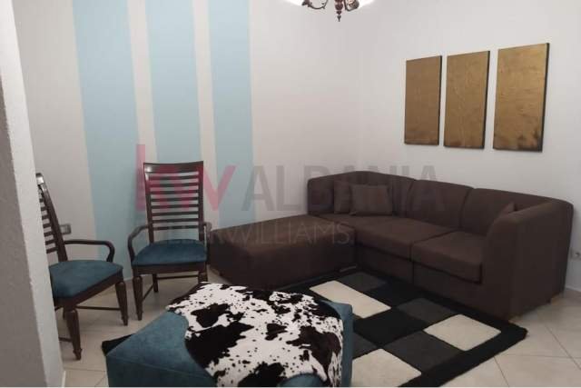 Tirane, jepet me qera apartament 1+1 Kati 3, 70 m² 450  (Komuna e Parisit)