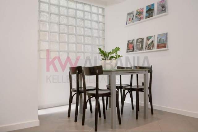 Tirane, jepet me qera apartament 2+1 Kati 3, 110 m² 1.000 Euro (Bllok)