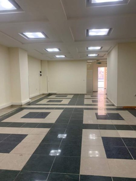 Tirane, jepet me qera ambjent biznesi Kati 0, 280 m² 2.900 Euro