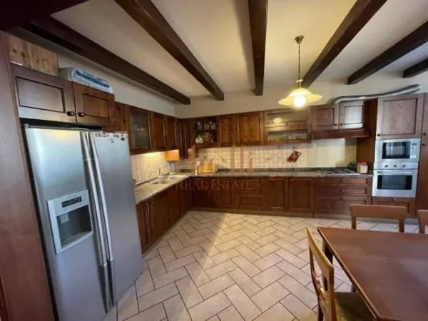 Tirane, jepet me qera apartament 3+1 Kati 6, 150 m² 1.000 Euro (stadiumi Dinamo)