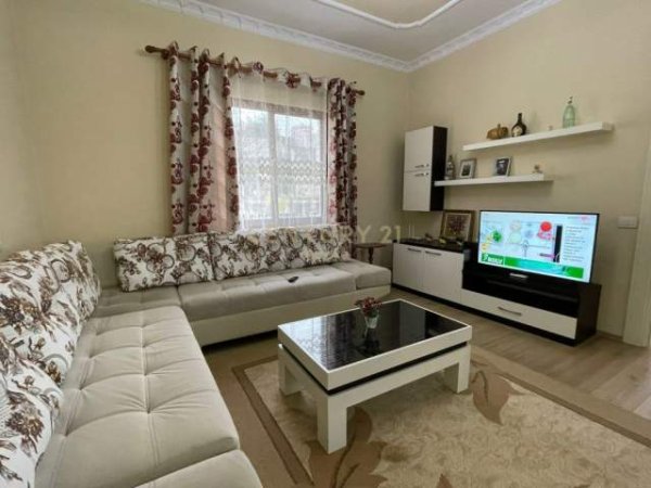 Tirane, jepet me qera Vile 3+1+A+BLK Kati 0, 279 m² 1.000 Euro (Sauk)