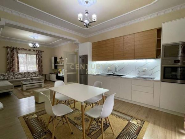 Tirane, jepet me qera Vile 3+1+A+BLK Kati 0, 279 m² 1.000 Euro (Sauk)
