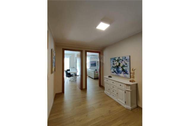 Tirane, jepet me qera apartament 2+1 Kati 1, 115 m² 750 Euro (Reshit Collaku)