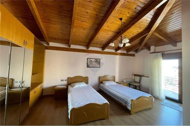 Tirane, jepet me qera Penthouse 2+1 Kati 8, 133 m² 1.300 Euro (bllok)