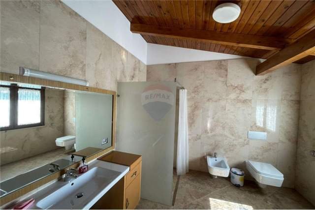 Tirane, jepet me qera Penthouse 2+1 Kati 8, 133 m² 1.300 Euro (bllok)