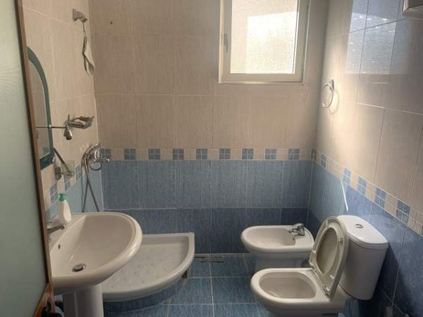 Tirane, jepet me qera apartament 2+1+BLK Kati 2, 110 m² 400 Euro (Rruga Irfan Tomini)