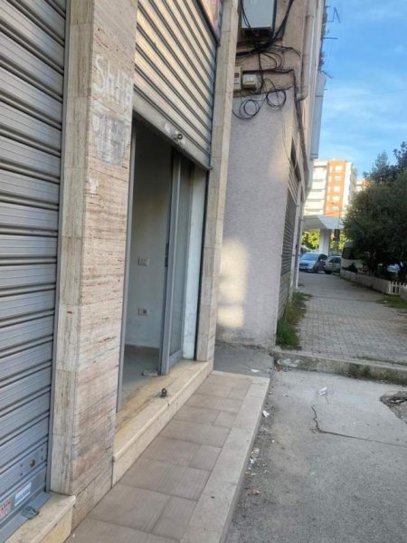 Tirane, shitet dyqan Kati 0, 26 m² 36.000 Euro (Ish stacioni i fundit i Tiranes se re)