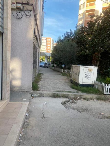 Tirane, shitet dyqan Kati 0, 26 m² 36.000 Euro (Ish stacioni i fundit i Tiranes se re)