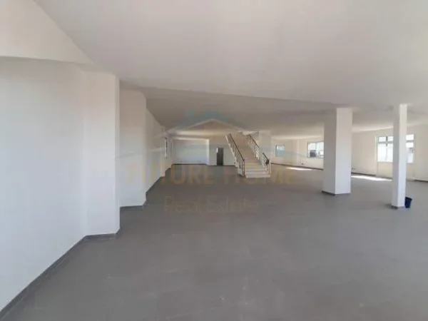 Durres, jepet me qera apartament Kati 2, 750 m² 1.300 Euro (Shkozet)