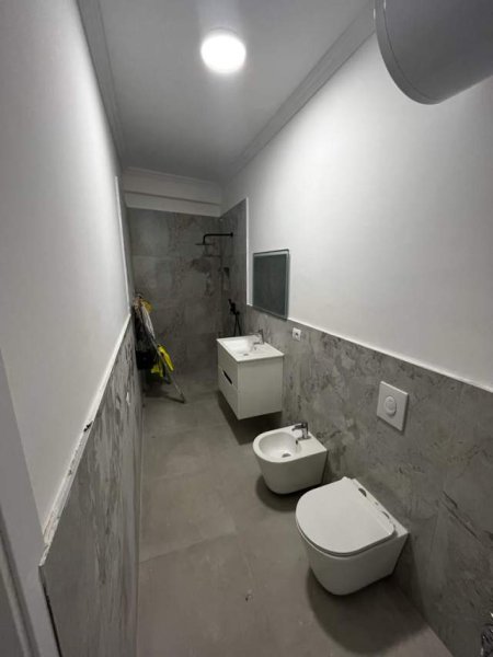 Tirane, jepet me qera apartament 2+1+BLK Kati 4, 101 m² 750 Euro (Komuna e Parisit)