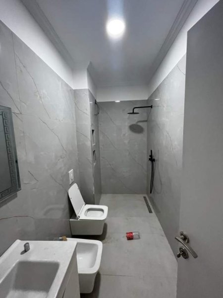 Tirane, jepet me qera apartament 2+1+BLK Kati 4, 101 m² 750 Euro (Komuna e Parisit)