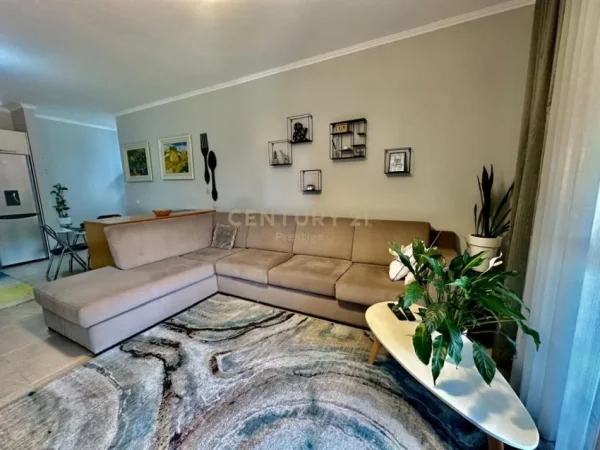 Tirane, jepet me qera apartament 2+1 Kati 1, 110 m² 900 € (LIQEN I THATE)