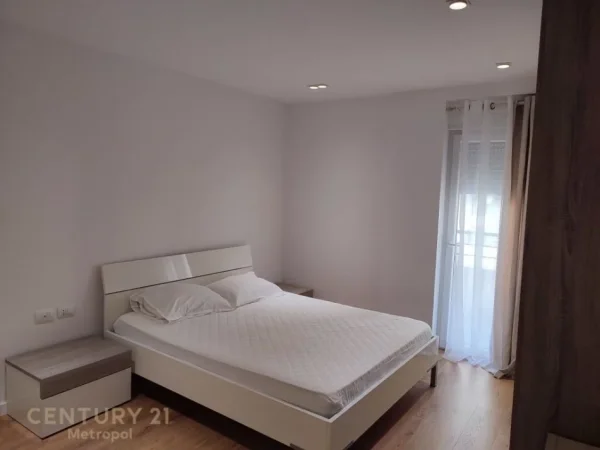 Tirane, jepet me qera apartament 3+1 Kati 3, 149 m² 1.400 € (TEG)
