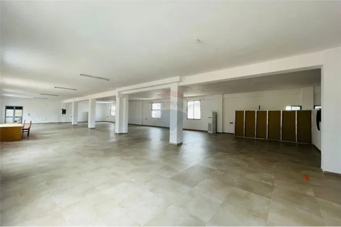 Tirane, jepet me qera ambjent biznesi Kati 2, 434 m² 1.300 € ("Ibrahim Shaqiri")