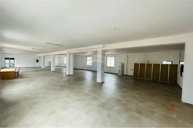 Tirane, jepet me qera ambjent biznesi Kati 2, 434 m² 1.300 € ("Ibrahim Shaqiri")