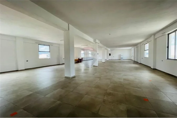 Tirane, jepet me qera ambjent biznesi Kati 2, 434 m² 1.300 € ("Ibrahim Shaqiri")