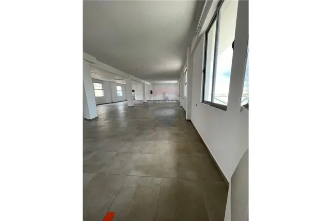 Tirane, jepet me qera ambjent biznesi Kati 2, 434 m² 1.300 € ("Ibrahim Shaqiri")