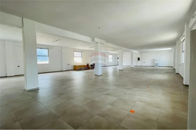 Tirane, jepet me qera ambjent biznesi Kati 2, 434 m² 1.300 € ("Ibrahim Shaqiri")