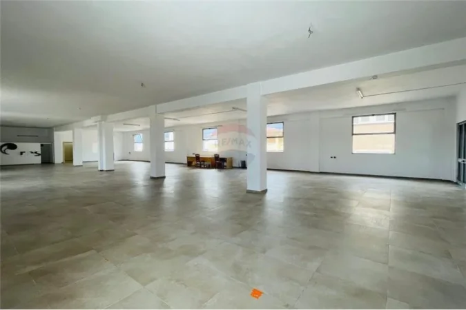 Tirane, jepet me qera ambjent biznesi Kati 2, 434 m² 1.300 € ("Ibrahim Shaqiri")
