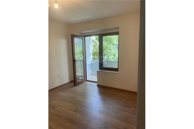 Tirane, jepet me qera dyqan Kati 3, 60 m² 600 € ("Brigada VIII")