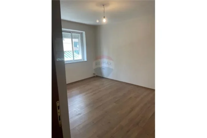 Tirane, jepet me qera dyqan Kati 3, 60 m² 600 € ("Brigada VIII")