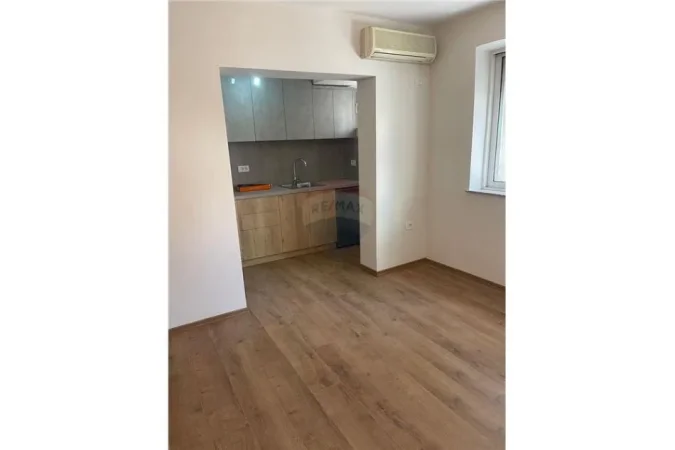 Tirane, jepet me qera dyqan Kati 3, 60 m² 600 € ("Brigada VIII")