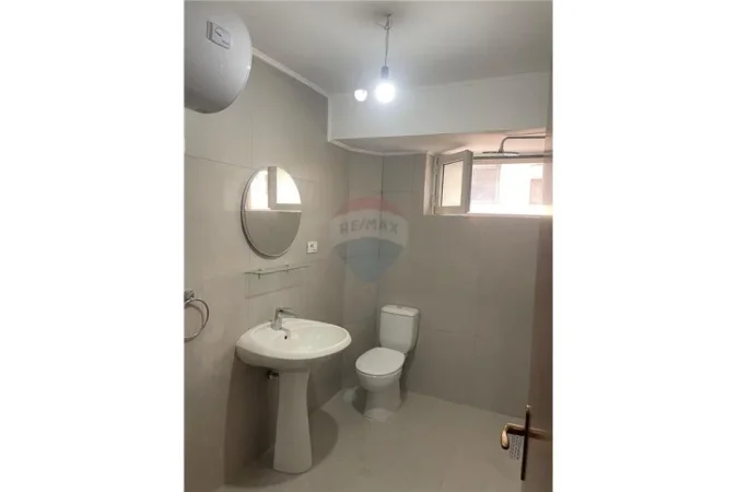 Tirane, jepet me qera dyqan Kati 3, 60 m² 600 € ("Brigada VIII")