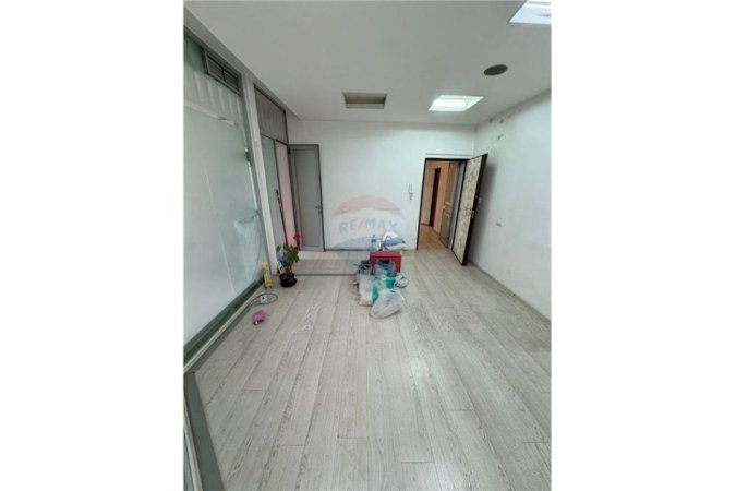 Tirane, jepet me qera ambjent biznesi Kati 1, 204 m² 2.000 € (Bulevardi i Ri)