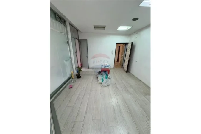 Tirane, jepet me qera ambjent biznesi Kati 1, 204 m² 2.000 € (Bulevardi i Ri)