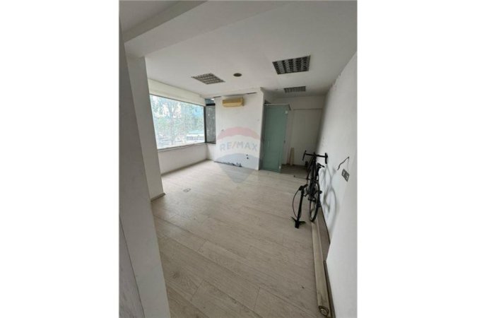 Tirane, jepet me qera ambjent biznesi Kati 1, 204 m² 2.000 € (Bulevardi i Ri)