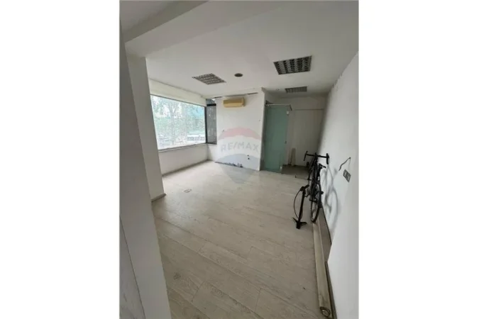 Tirane, jepet me qera ambjent biznesi Kati 1, 204 m² 2.000 € (Bulevardi i Ri)