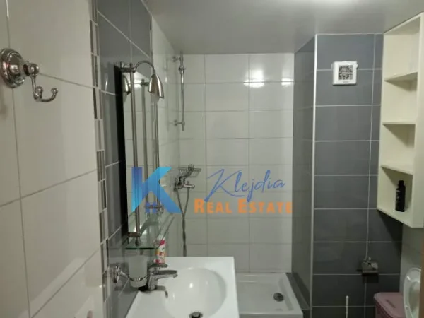 Tirane, jap me qera apartament 2+1+Ballkon Kati 5, 110 m² 400 € (Liqeni i Thate)