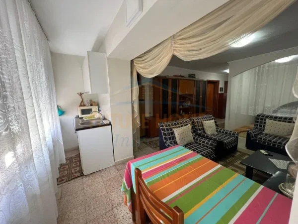 Tirane, jepet me qera garsonier 1+1 Kati 3, 74 m² 400 € (Rruga e Elbsanit)