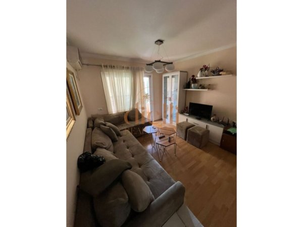 Tirane, jepet me qera apartament 2+1 Kati 5, 600 €