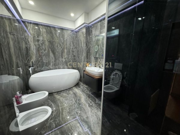 Tirane, shes apartament 2+1+2+POST PARKIMI+Ballkon , 138 m² 450.000 € (Kompleksi Delijorgji)