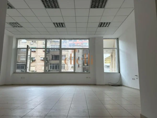 Tirane, jepet me qera ambjent biznesi , 70 m² 600 € 
