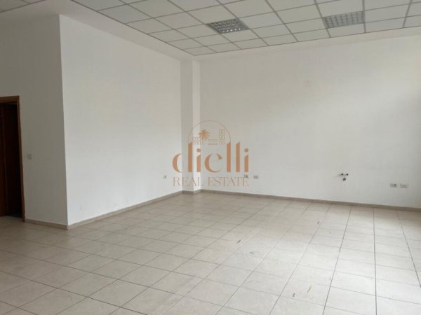 Tirane, jepet me qera ambjent biznesi , 70 m² 600 € 