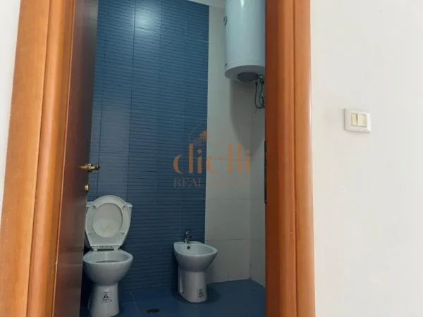 Tirane, jepet me qera ambjent biznesi , 70 m² 600 € 