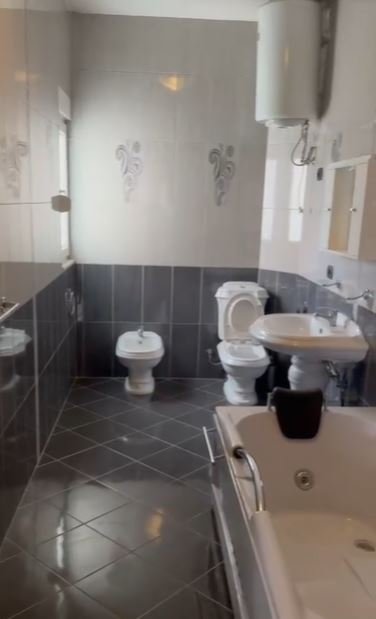 Tirane, jepet me qera Vile 3+1 Kati 2, 140 m² 700 € (Don bosko)