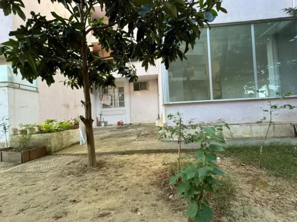 Durres, shitet ambjent biznesi Kati 0, 145 m² 280.000 € (Rruga e Plazhit)