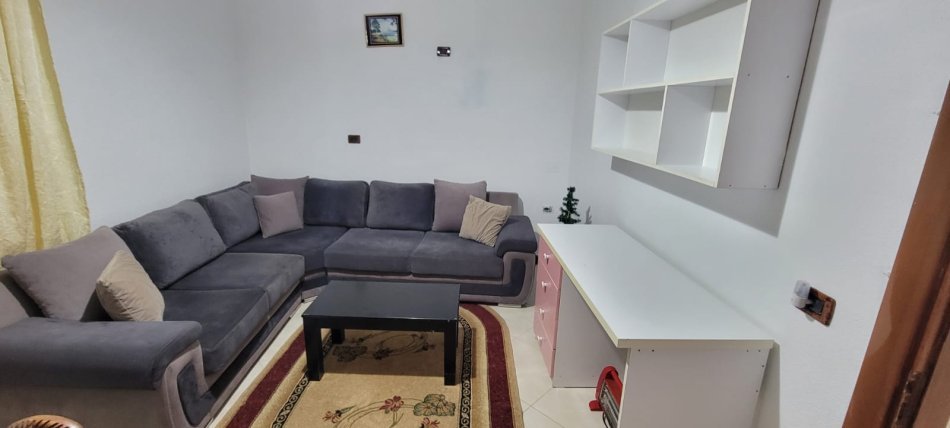 Tirane, jepet me qera apartament 3+1 Kati 2, 100 m² 400 € (QSUT)