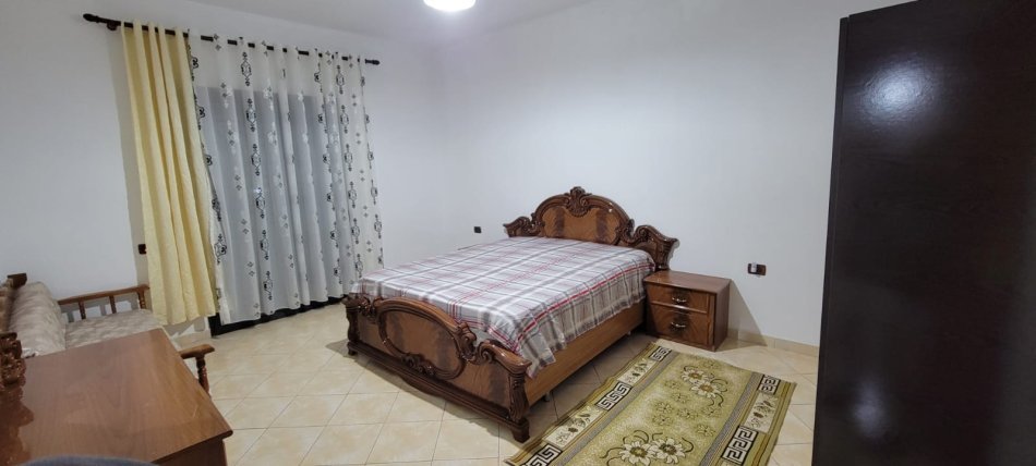 Tirane, jepet me qera apartament 3+1 Kati 2, 100 m² 400 € (QSUT)