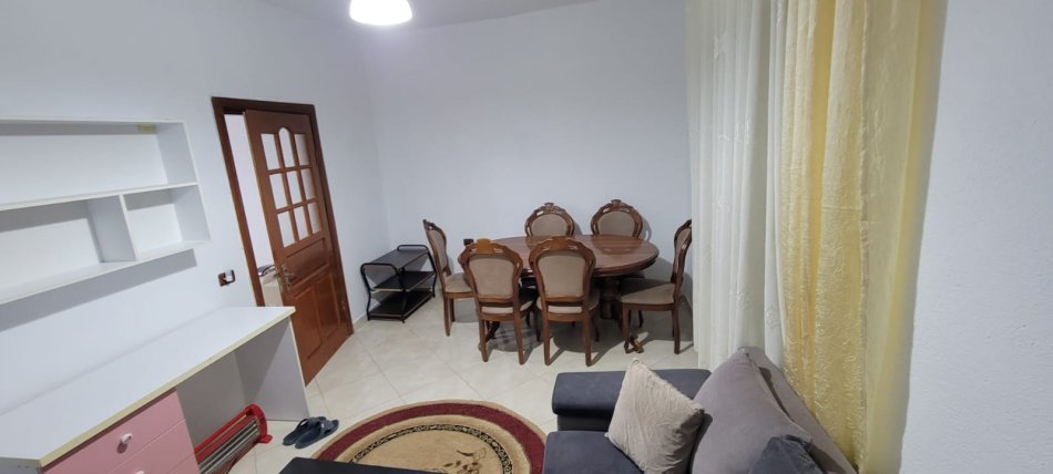 Tirane, jepet me qera apartament 3+1 Kati 2, 100 m² 400 € (QSUT)