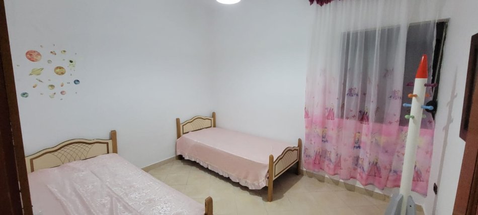 Tirane, jepet me qera apartament 3+1 Kati 2, 100 m² 400 € (QSUT)