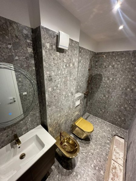 Tirane, jepet me qera apartament 2+1 Kati 2, 115 m² 700 € (Liqeni i Thate)