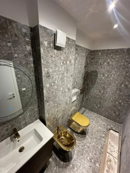 Tirane, jepet me qera apartament 2+1 Kati 2, 115 m² 700 € (Liqeni i Thate)