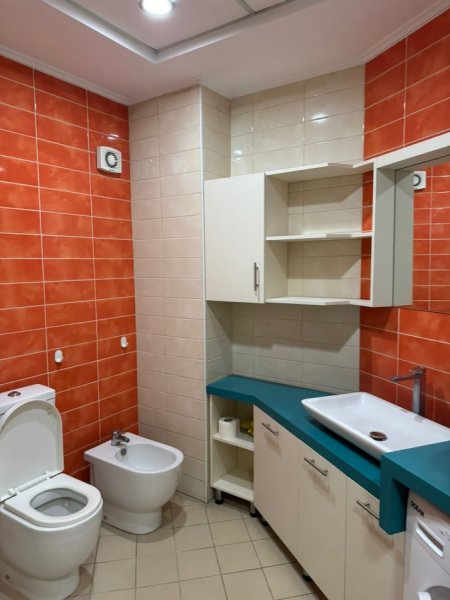 Tirane, jepet me qera apartament 2+1+Ballkon Kati 7, 80 m² 600 € (rruga e kavajes , Kompleksi Alba)
