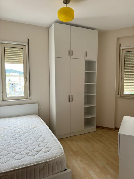 Tirane, jepet me qera apartament 2+1+Ballkon Kati 7, 80 m² 600 € (rruga e kavajes , Kompleksi Alba)